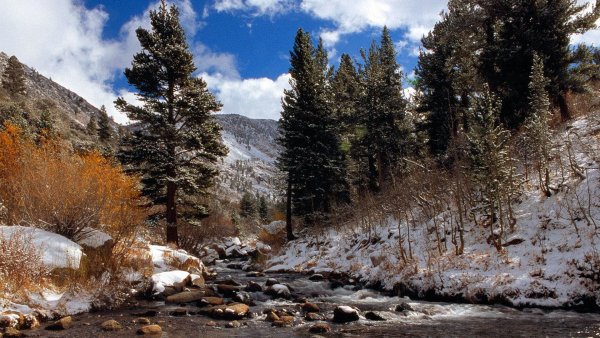 Зимняя Якутия горный ручей