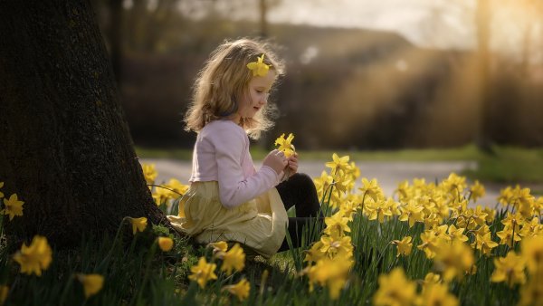 Дети с цветами Весна