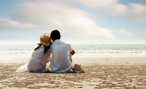 Мужчина и женщина на берегу