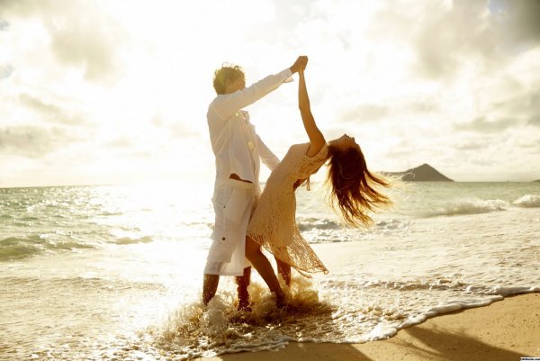 Пара танцует на пляже