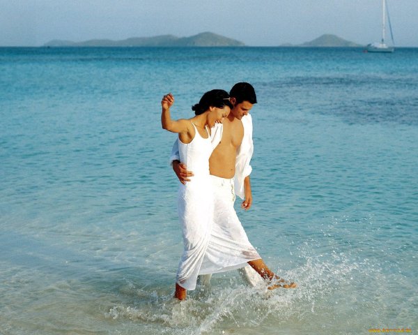 Парень с девушкой на берегу моря