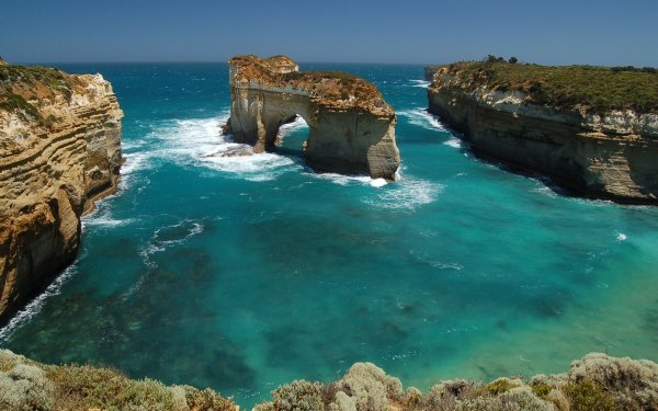 Море скалы песок