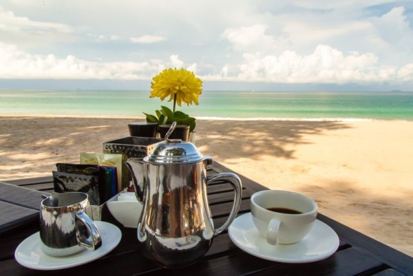 Утро кофе солнце море