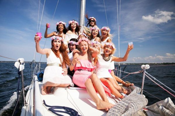 Девушка на яхте со спины