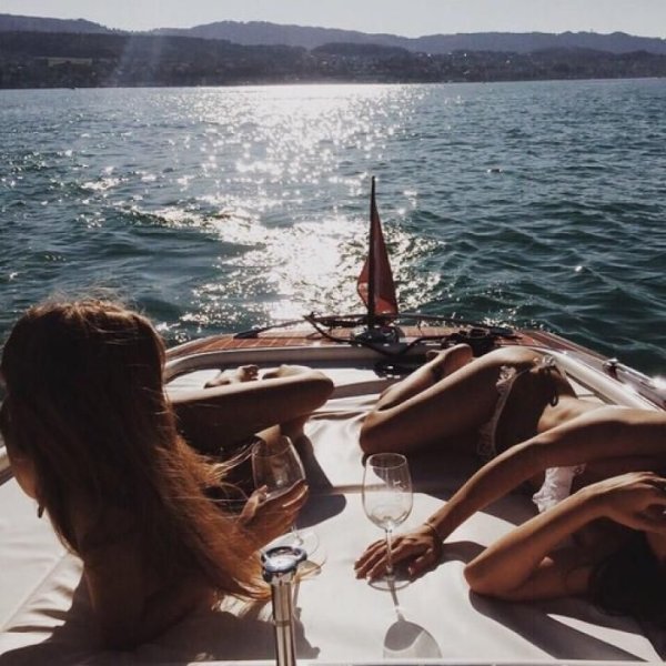 Девушка на яхте