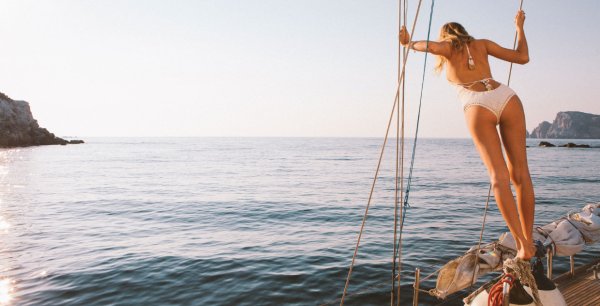 Девушка на яхте в оранжевом