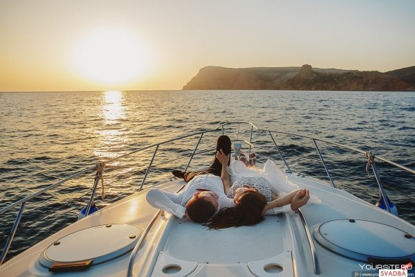 Люди на яхте