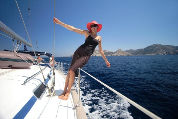 Блондинка в белом купальнике