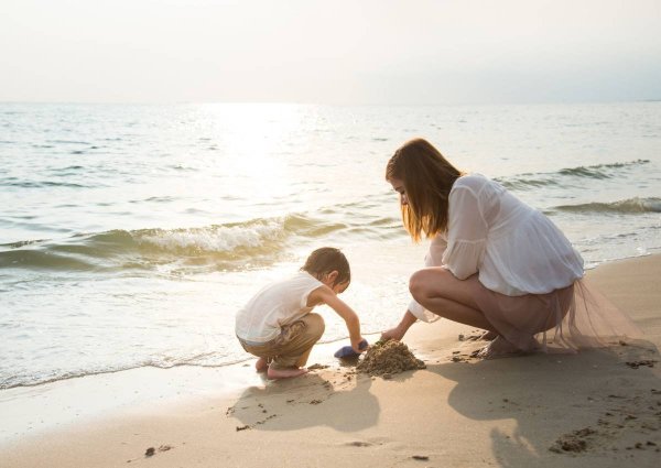 Женщина с ребенком на берегу моря