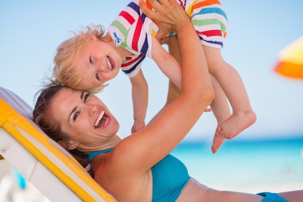 Мама с дочками на берегу моря