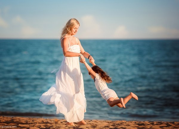 Мама и малыш на море