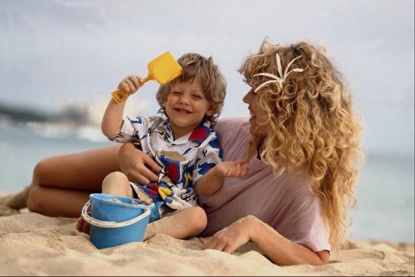 Мама и ребенок на берегу моря