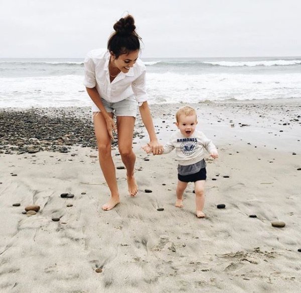 Семья с дочкой на море