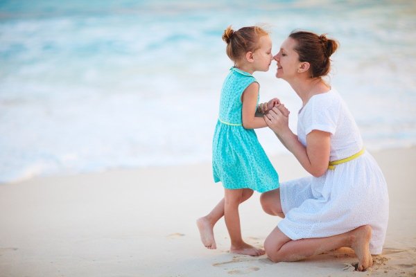 Мамочка с 2 детьми на море