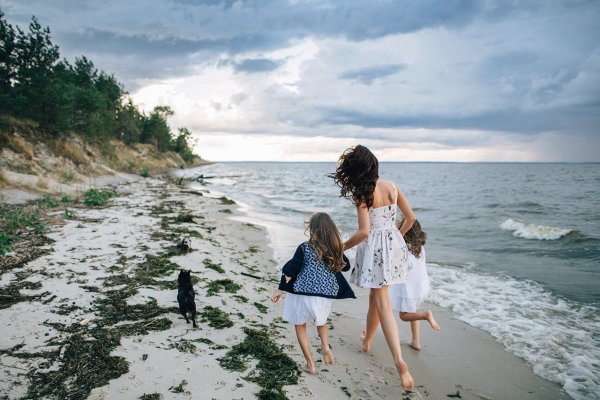 Девушка с дочкой на море