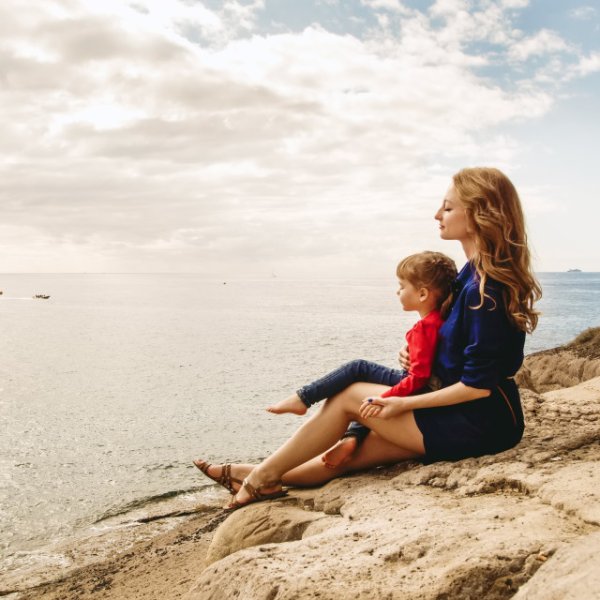 Мама и дочка на море со спины