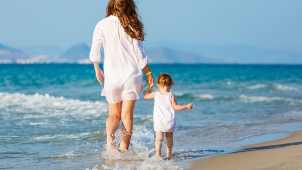 Женщина с ребенком на берегу моря