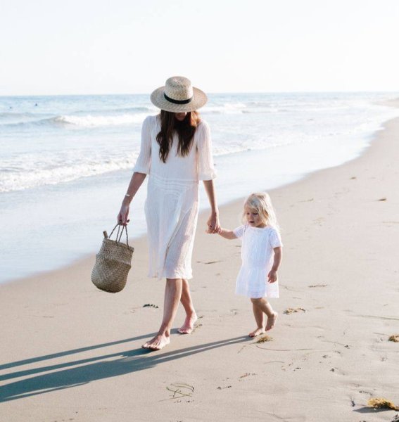 Фотосессия на море с дочкой в купальниках