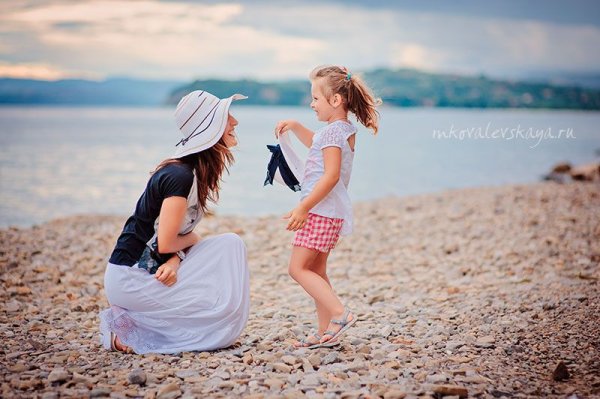 Мама и дочка на море пляже