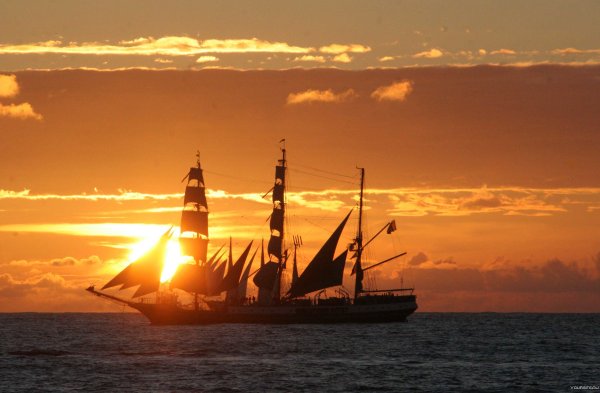 Море закат корабль