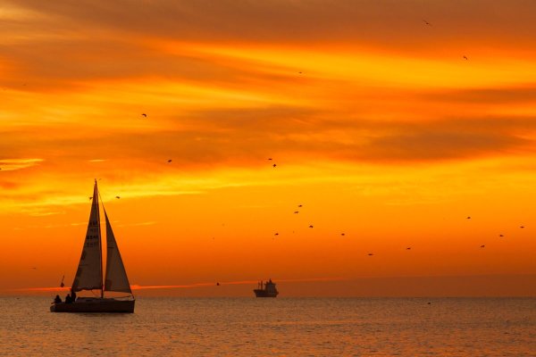 Море закат парусник