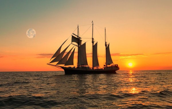Корабль на закате