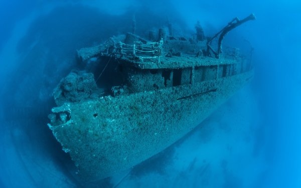 Корабль под водой