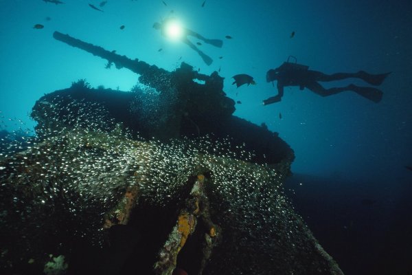 Затонувший корабль Амед Бали