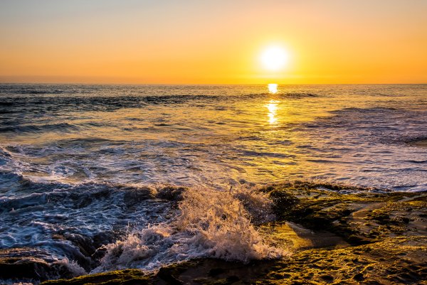 Красивый закат на море