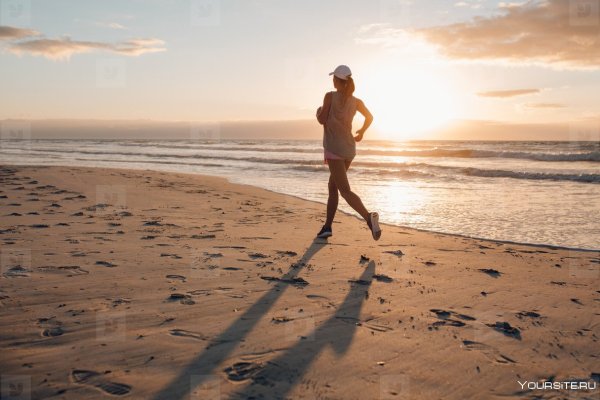 Бежит по берегу моря