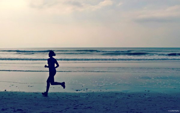 Девушка на берегу моря