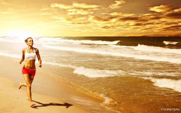 Женщина бежит на закате