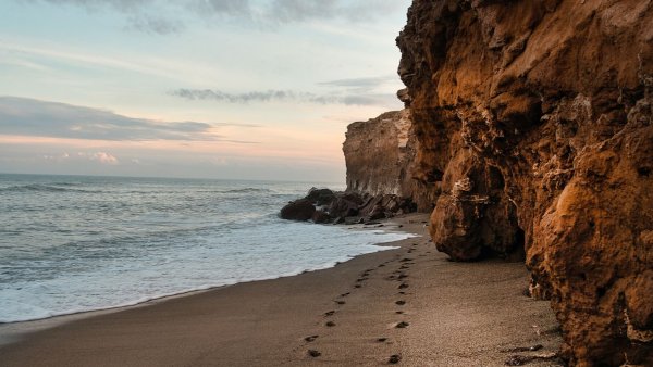 Море со скалами