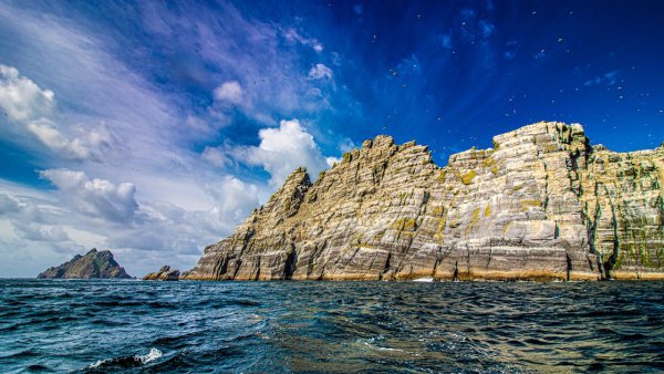 Скалы на горизонте в море