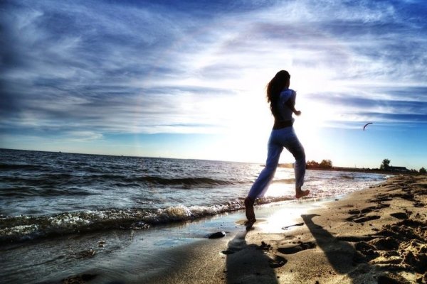 Девушка бежит по берегу