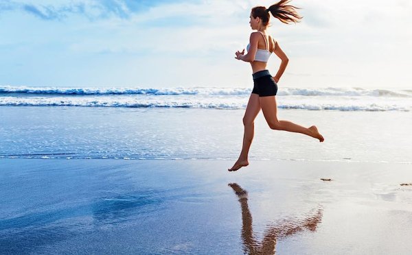 Девушка бежит на закате