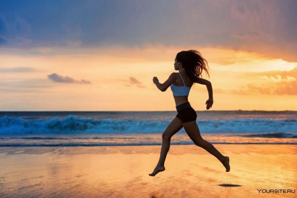 Люди бегут по пляжу