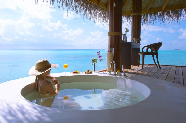 Девушка с коктейлем на пляже