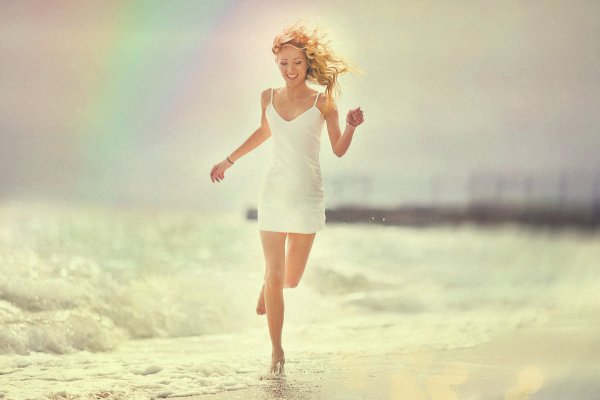 Море скалы человек бежит