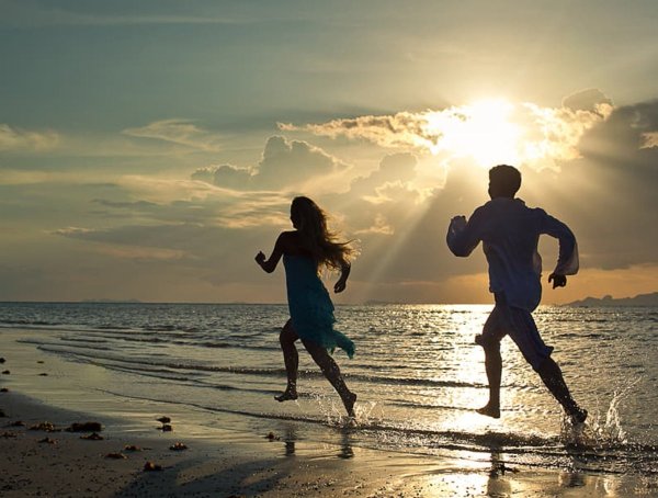 Девушка бежит к морю