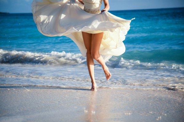 Девушка в летящем платье