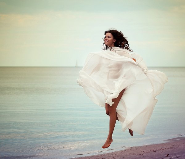 Девушка бежит