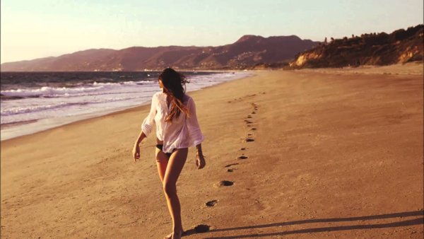 Девушка бежит черно белое