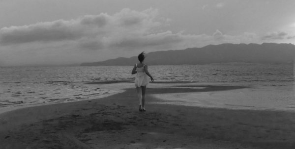 Девушка бегает по морю