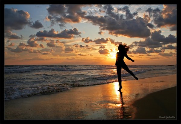 Девушка бежит по морю