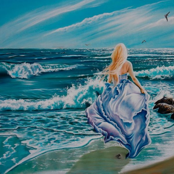 Девушка бежит по воде