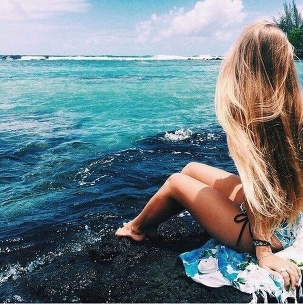 Девушка на море со спины
