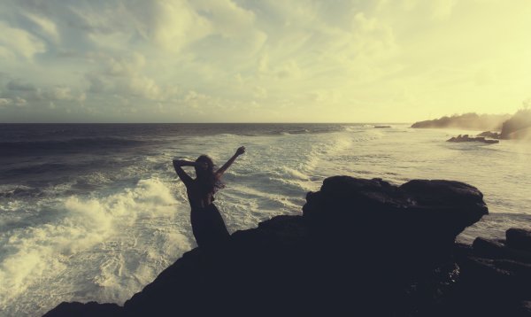 Девушка спиной у моря шторм