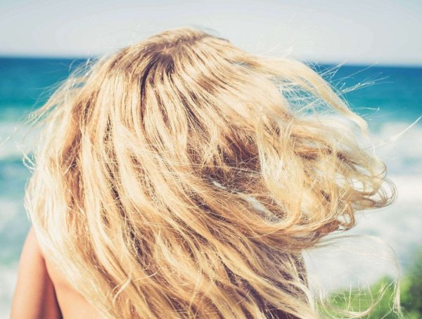 Блондинка на море