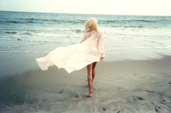 Блондинка на закате